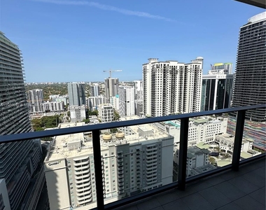 1000 Brickell Plz - Photo Thumbnail 16