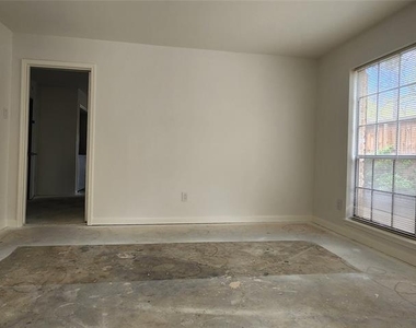 2302 Robinhood Street - Photo Thumbnail 5