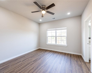 3102  Sw Garrison  Ln Unit #2 - Photo Thumbnail 8