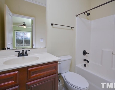 852 Queen City Crescent - Photo Thumbnail 17