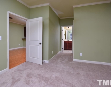 852 Queen City Crescent - Photo Thumbnail 15