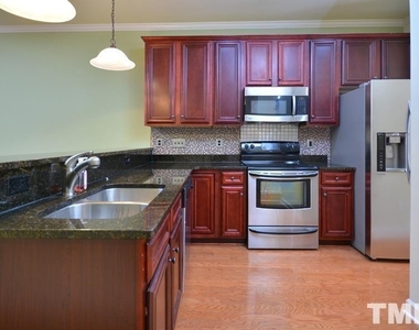 852 Queen City Crescent - Photo Thumbnail 9