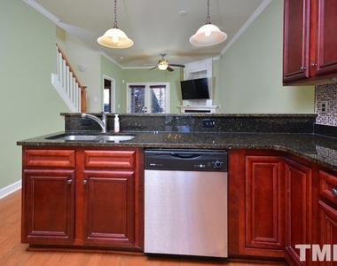 852 Queen City Crescent - Photo Thumbnail 8