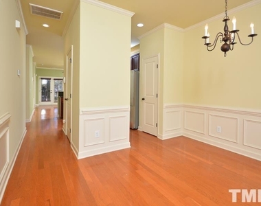 852 Queen City Crescent - Photo Thumbnail 2