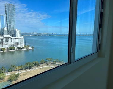 1800 N Bayshore Dr - Photo Thumbnail 8