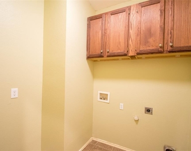 4721 Park Bend Drive - Photo Thumbnail 15