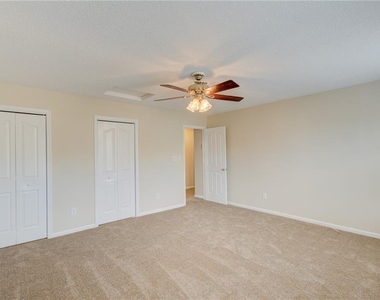 409 Oak Lake Terrace - Photo Thumbnail 36