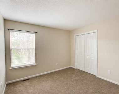 409 Oak Lake Terrace - Photo Thumbnail 41