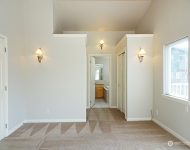 657 W Emerson Street - Photo Thumbnail 10