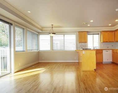 657 W Emerson Street - Photo Thumbnail 5