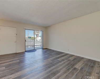 25910 Viana Avenue - Photo Thumbnail 2