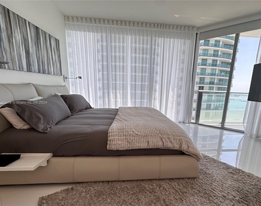 1300 Brickell Bay Dr - Photo Thumbnail 2