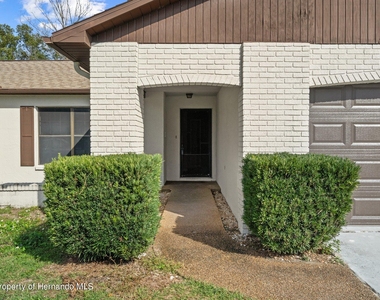 8313 Forest Oaks Boulevard - Photo Thumbnail 3