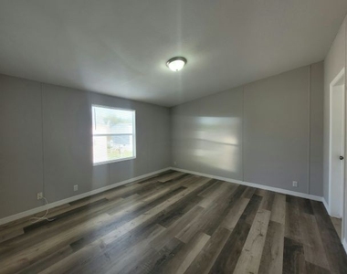 213 Tanglewood Dr - Photo Thumbnail 6