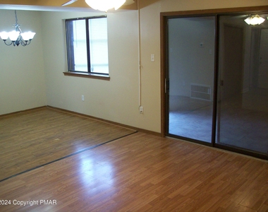 402 Tudor Ct - Photo Thumbnail 8