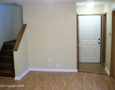 402 Tudor Ct - Photo Thumbnail 7