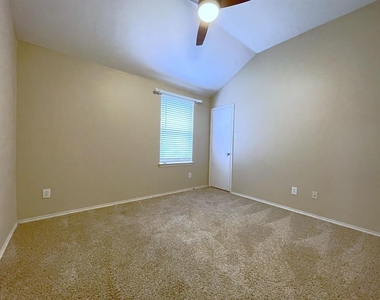 1305 Hunter Lane - Photo Thumbnail 9