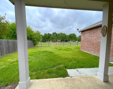 1305 Hunter Lane - Photo Thumbnail 17