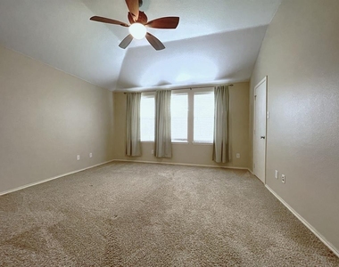 1305 Hunter Lane - Photo Thumbnail 10