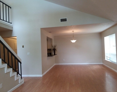 422 S Netherwood Crescent - Photo Thumbnail 1