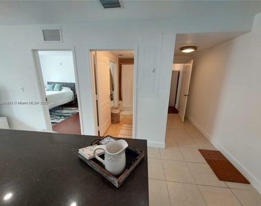 945 Michigan Ave - Photo Thumbnail 13