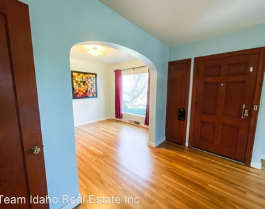 1041 N Almon - Photo Thumbnail 8