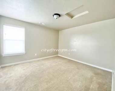 4102 N Ambercreek Ave - Photo Thumbnail 23