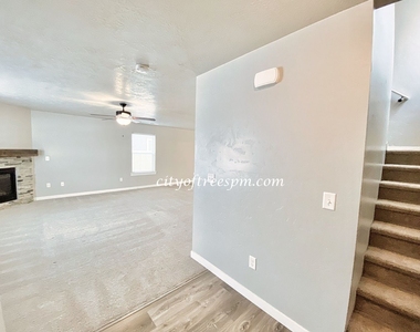 4102 N Ambercreek Ave - Photo Thumbnail 4