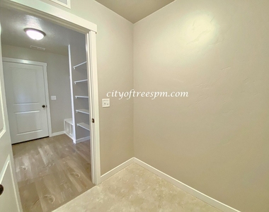 4102 N Ambercreek Ave - Photo Thumbnail 16