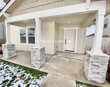 4102 N Ambercreek Ave - Photo Thumbnail 1