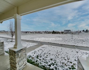 4102 N Ambercreek Ave - Photo Thumbnail 3