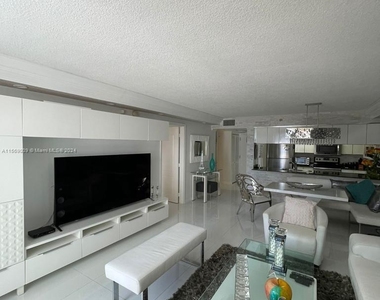 1200 Brickell Bay Dr - Photo Thumbnail 7