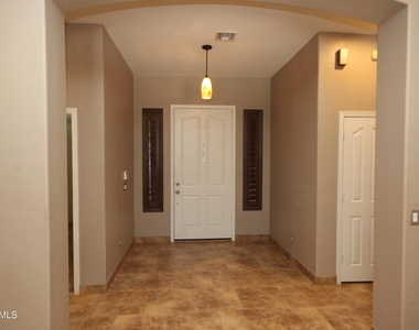 6833 W Cottontail Lane - Photo Thumbnail 8