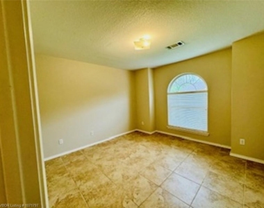 608 Chateau  Dr - Photo Thumbnail 11