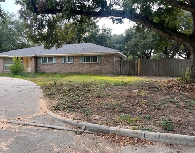 1704 Laurel Oaks Drive - Photo Thumbnail 5