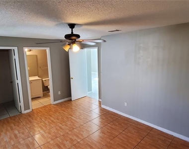 2370 Harbor Town Drive - Photo Thumbnail 7