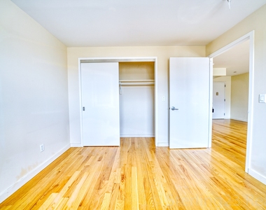 23-15 Astoria Boulevard - Photo Thumbnail 4