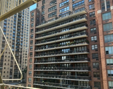 East 82 Street / 1st Avenue - Photo Thumbnail 8