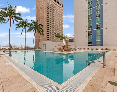 325 S Biscayne Blvd - Photo Thumbnail 16