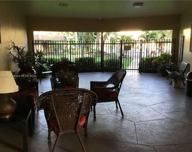 5031 W Oakland Park Blvd - Photo Thumbnail 1