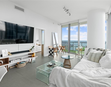 888 Biscayne Blvd - Photo Thumbnail 4