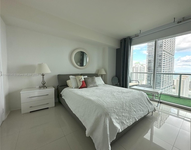 500 Brickell Ave - Photo Thumbnail 2