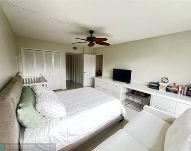 3200 N Palm Aire Dr - Photo Thumbnail 16