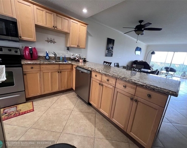 3100 N Palm Aire Dr - Photo Thumbnail 6