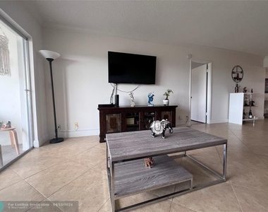 3100 N Palm Aire Dr - Photo Thumbnail 14