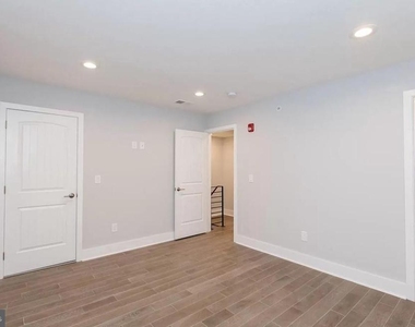 2564 Frankford Ave - Photo Thumbnail 7