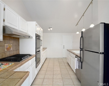 20715 Tiara Street - Photo Thumbnail 10