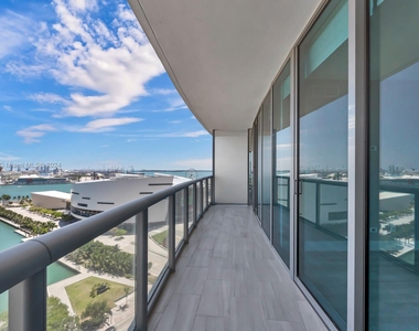 888 Biscayne Blvd - Photo Thumbnail 14