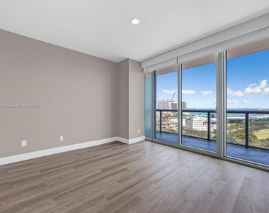 888 Biscayne Blvd - Photo Thumbnail 8