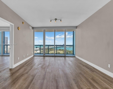 888 Biscayne Blvd - Photo Thumbnail 6